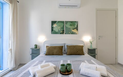 Perla Blu: Möbel, Interior Design, Schlafzimmer, Fussboden, Bett, Flooring, Decke, Holz, Zimmer, Bettdecke