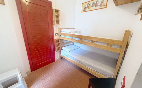 Habitat: Holz, Flooring, Fussboden, Etagenbett, Zimmer, Möbel, Interior Design, Bett, Schlafzimmer, Wohnheim