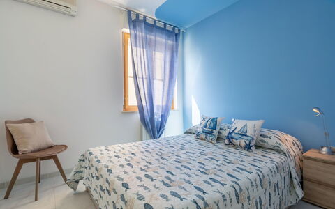 Mariposa: Blau, Interior Design, Möbel, Flooring, Fussboden, Schlafzimmer, Wand, Bett, Holz, Decke