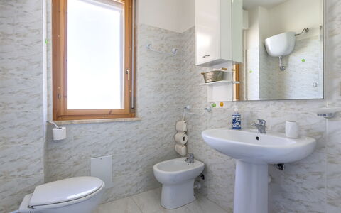 Mariposa: Armatur, Wand, Flooring, Bad Sink, Badezimmer, Fussboden, Interior Design, Sinken, Zapfhahn, Toilette