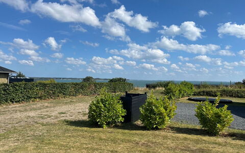 Thrine - 150M from the Sea: Himmel, Blau, Grün, Vegetation, Strauch, Wolke, Einfach, Wiese, Grundstueck