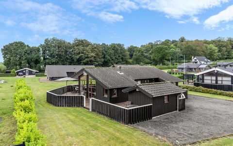 Thrine - 150M from the Sea: Möbel, Interior Design, Flooring, Fussboden, Holz, Bett, Zimmer, Decke, Schlafzimmer, Textil