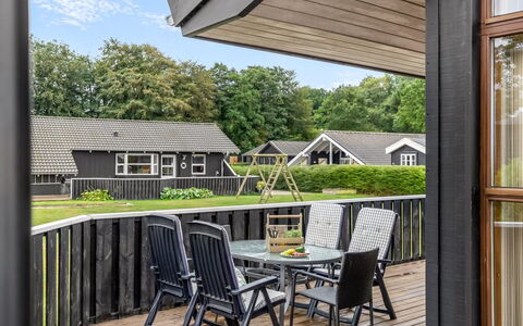 Thrine - 150M from the Sea: Möbel, Interior Design, Flooring, Fussboden, Holz, Bett, Zimmer, Decke, Schlafzimmer, Textil