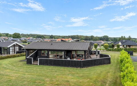 Thrine - 150M from the Sea: Möbel, Interior Design, Flooring, Fussboden, Holz, Bett, Zimmer, Decke, Schlafzimmer, Textil