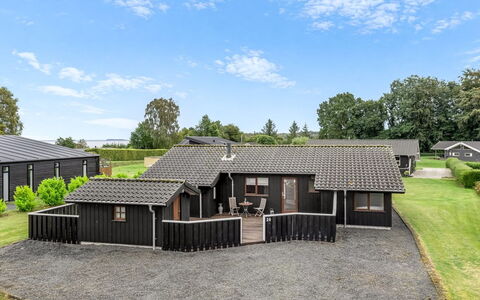 Thrine - 150M from the Sea: Möbel, Interior Design, Flooring, Fussboden, Holz, Bett, Zimmer, Decke, Schlafzimmer, Textil