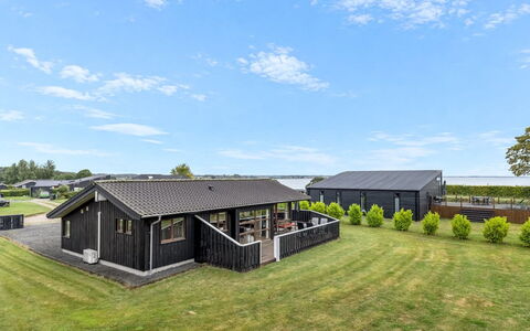 Thrine - 150M from the Sea: Möbel, Interior Design, Flooring, Fussboden, Holz, Bett, Zimmer, Decke, Schlafzimmer, Textil