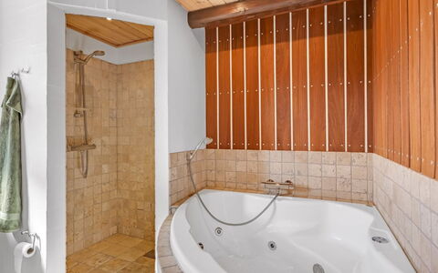 Isbiorn - 800M from the Sea: Badezimmer, Armatur, Flooring, Badewanne, Fussboden, Interior Design, Holz, Decke, Installation, Zapfhahn