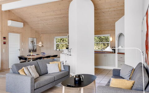 Isbiorn - 800M from the Sea: Holz, Möbel, Interior Design, Couch, Wohnzimmer, Flooring, Decke, Zimmer, Fussboden, Zuhause
