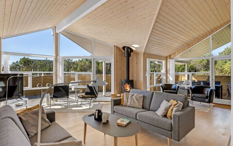 Isbiorn - 800M from the Sea: Holz, Interior Design, Decke, Flooring, Wohnzimmer, Couch, Fussboden, Zuhause, Möbel