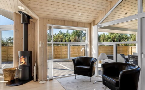 Isbiorn - 800M from the Sea: Flooring, Holz, Fussboden, Decke, Interior Design, Holzboden, Zuhause, Tür, Veranda, Hartholz
