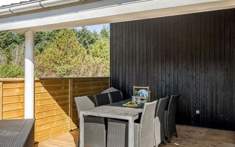 Isbiorn - 800M from the Sea: Holz, Veranda, Verbundwerkstoff, Schatten, Hartholz, Deck, Planke, Holzbeize, Gartenmöbel, Decke
