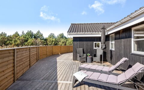 Isbiorn - 800M from the Sea: Holz, Holzboden, Hartholz, Planke, Deck, Zuhause, Verbundwerkstoff, Holzbeize, Veranda, Schatten