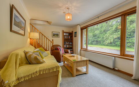 Iola Annex: Möbel, Interior Design, Holz, Flooring, Fussboden, Zimmer, Decke, Couch, Zuhause, Wohnzimmer