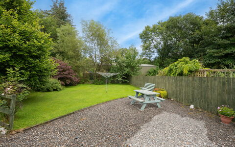 Iola Annex: Gras, Strauch, Garten, Ground, Rasen, Landscaping, Hinterhof, Garten, Walkway