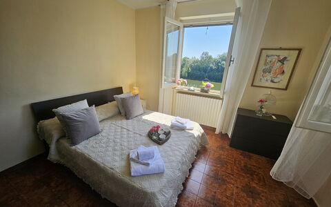 Alla Terrazza sul Fiume: Bett, Möbel, Schlafzimmer, Holz, Flooring, Fussboden, Interior Design, Bettdecke, Bedding, Linens