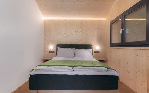 03 Nth029 Premium Chalet mit Sauna und Hot Tub: Interior Design, Decke, Zimmer, Fussboden, Schlafzimmer, Hartholz, Holzbeize, Light Fixture, Bettrahmen, Bedding