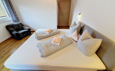 Alpenblick: Schlafzimmer, Bett, Holz, Bettdecke, Möbel, Bedding, Interior Design, Flooring, Fussboden, Linens
