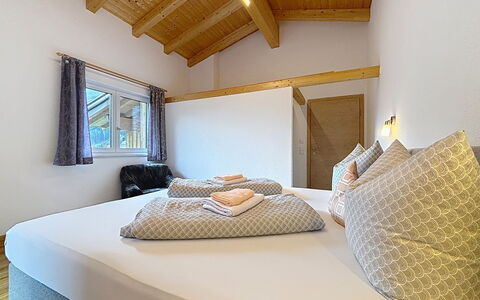 Alpenblick: Holz, Decke, Interior Design, Fussboden, Zimmer, Schlafzimmer, Holzbeize, Bett, Bedding, Hartholz
