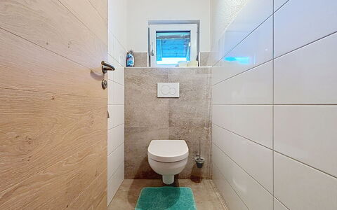 Alpenblick: Flooring, Fussboden, Toilette, Toilleten Sitz, Badezimmer, Armatur, Interior Design, Fliese, Installation
