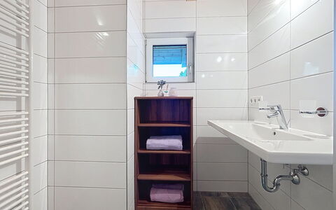 Alpenblick: Flooring, Fussboden, Holz, Interior Design, Badezimmer, Armatur, Zimmer, Beleuchtung, Bad Sink, Zapfhahn