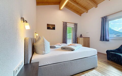 Alpenblick: Interior Design, Decke, Zuhause, Zimmer, Möbel, Schlafzimmer, Wohnung, Bett, Kissen, Suite