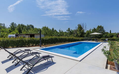 Eroa: Schwimmbad, Gartenmöbel, Resort, Verbundwerkstoff, Garten, Schatten, Eco Hotel, Landscaping, Sonnenliege, Stuhl