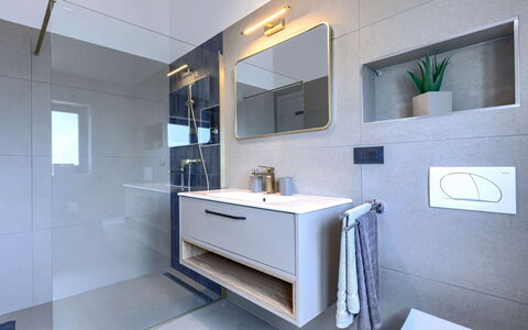 Eroa: Interior Design, Flooring, Armatur, Badezimmerschrank, Fussboden, Spiegel, Badezimmer, Zapfhahn, Zuhause, Sinken