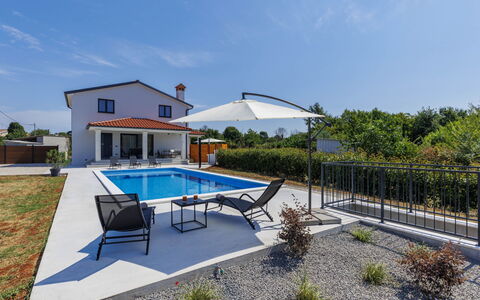 Eroa: Schwimmbad, Zuhause, Verbundwerkstoff, Estate, Gartenmöbel, Freizeit, Stuhl, Resort, Villa, Schatten