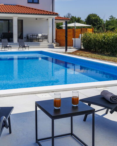 Eroa: Schwimmbad, Resort, Gartenmöbel, Verbundwerkstoff, Eco Hotel, Freizeit, Stuhl, Thermae, Villa, Schatten