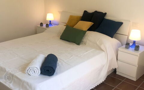 Villa Ulivi: Bett, Schlafzimmer, Bedding, Bettdecke, Möbel, Fussboden, Holz, Flooring, Linens, Interior Design