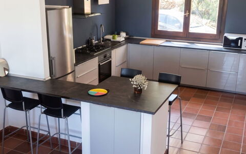 Villa Ulivi: Flooring, Möbel, Interior Design, Küche, Countertop, Fussboden, Holz, Küchengerät, Cabinetry, Beleuchtung