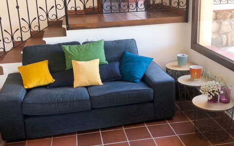 Villa Ulivi: Möbel, Interior Design, Flooring, Couch, Fussboden, Holz, Wohnzimmer, Zimmer, Beleuchtung, Tabelle