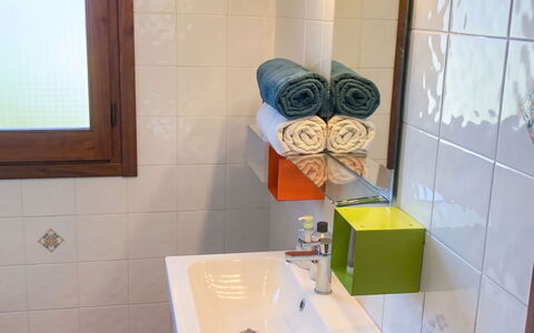 Villa Ulivi: Flooring, Badezimmer, Interior Design, Armatur, Bad Sink, Fussboden, Sinken, Zapfhahn, Installation, Zimmer