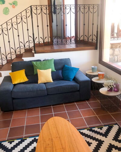 Villa Ulivi: Möbel, Interior Design, Flooring, Couch, Fussboden, Holz, Wohnzimmer, Zimmer, Beleuchtung, Tabelle
