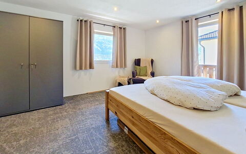 Alpenchalet Gundolf: Möbel, Bett, Interior Design, Schlafzimmer, Flooring, Fussboden, Holz, Decke, Bettdecke, Zimmer
