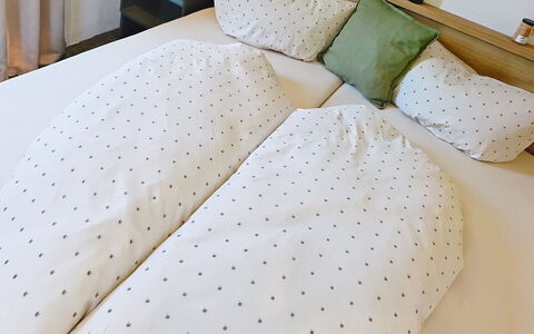Alpenchalet Gundolf: Schlafzimmer, Bett, Bedding, Bettdecke, Linens, Möbel, Textil, Dekokissen, Kissen, Kissen