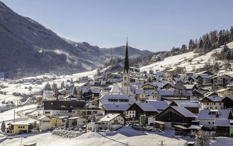 Alpenchalet Gundolf: Möbel, Interior Design, Stuhl, Flooring, Tabelle, Resort, Fussboden, Decke, Zimmer, Eco Hotel