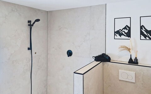 Alpenchalet Gundolf: Wand, Armatur, Flooring, Fussboden, Badezimmer, Installation, Fliese, Duschkopf, Zapfhahn, Duschpaneel