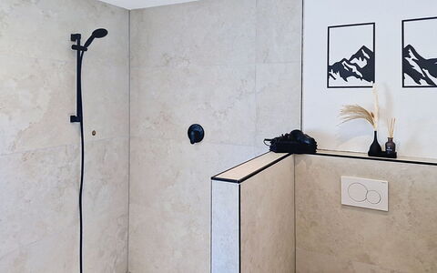 Alpenchalet Gundolf: Wand, Flooring, Armatur, Fussboden, Installation, Badezimmer, Fliese, Verbundwerkstoff, Zapfhahn, Duschkopf