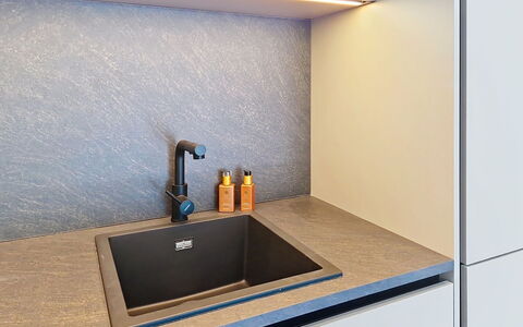 Alpenchalet Gundolf: Countertop, Küche, Flooring, Armatur, Cabinetry, Zapfhahn, Spüle, Sinken, Haushaltsgerät, Küchengerät