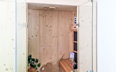 Alpenchalet Gundolf: Möbel, Interior Design, Stuhl, Flooring, Tabelle, Resort, Fussboden, Decke, Zimmer, Eco Hotel