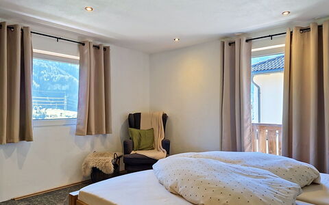 Alpenchalet Gundolf: Bett, Möbel, Interior Design, Schlafzimmer, Bedding, Bettdecke, Holz, Fussboden, Decke, Flooring
