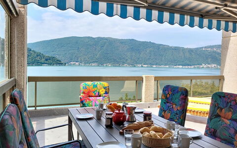 Apt.fortune 3: Möbel, Interior Design, Stuhl, Flooring, Tabelle, Resort, Fussboden, Decke, Zimmer, Eco Hotel