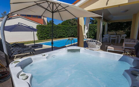 Matis: Möbel, Interior Design, Stuhl, Flooring, Tabelle, Resort, Fussboden, Decke, Zimmer, Eco Hotel