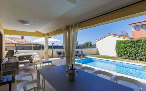 Matis: Möbel, Interior Design, Stuhl, Flooring, Tabelle, Resort, Fussboden, Decke, Zimmer, Eco Hotel