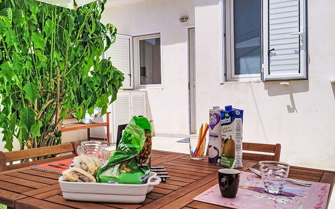 Dina Home: Möbel, Interior Design, Stuhl, Flooring, Tabelle, Resort, Fussboden, Decke, Zimmer, Eco Hotel