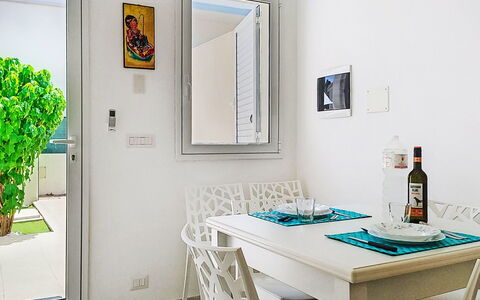 Dina Home: Möbel, Interior Design, Stuhl, Flooring, Tabelle, Resort, Fussboden, Decke, Zimmer, Eco Hotel