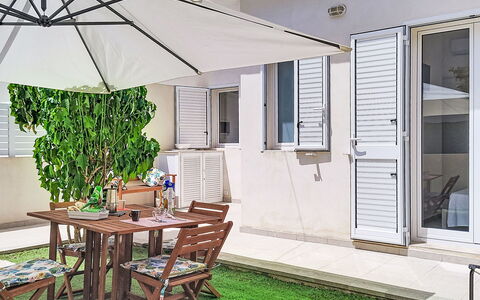 Dina Home: Möbel, Interior Design, Stuhl, Flooring, Tabelle, Resort, Fussboden, Decke, Zimmer, Eco Hotel
