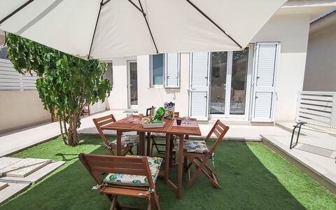 Dina Home: Möbel, Interior Design, Stuhl, Flooring, Tabelle, Resort, Fussboden, Decke, Zimmer, Eco Hotel