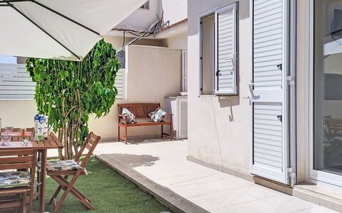 Dina Home: Möbel, Interior Design, Stuhl, Flooring, Tabelle, Resort, Fussboden, Decke, Zimmer, Eco Hotel